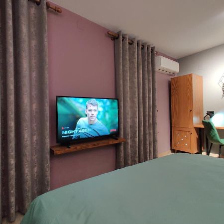 Piro'S Cozy Rooms - City Centre Корча Екстериор снимка