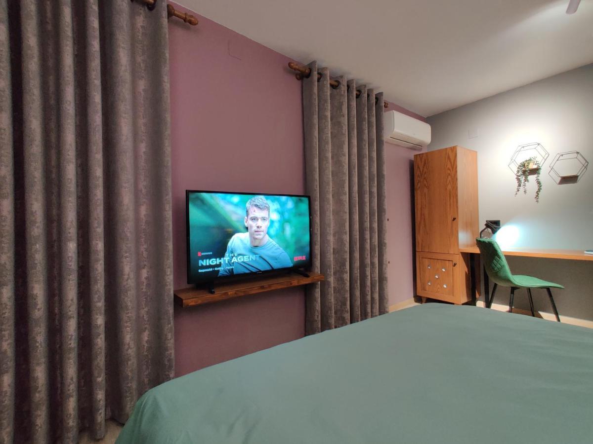 Piro'S Cozy Rooms - City Centre Корча Екстериор снимка