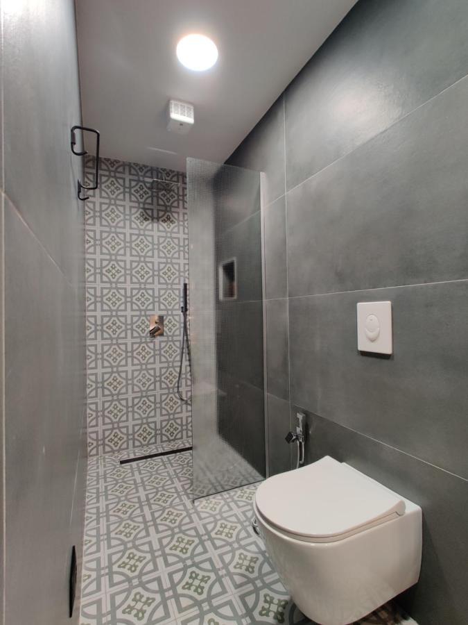 Piro'S Cozy Rooms - City Centre Корча Екстериор снимка